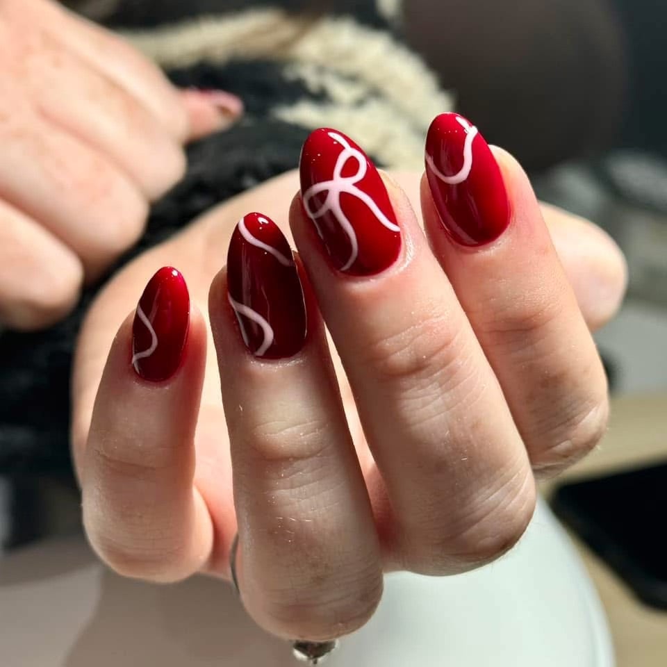 Short Oval Red Nails with White Abstract Lines Short Oval Red Nails with White Abstract Lines — Red Christmas Nails Designs