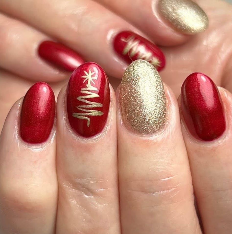 Short Oval Metallic Red Gold Christmas Tree Short Oval Metallic Red Gold Christmas Tree — Red Christmas Nails Designs