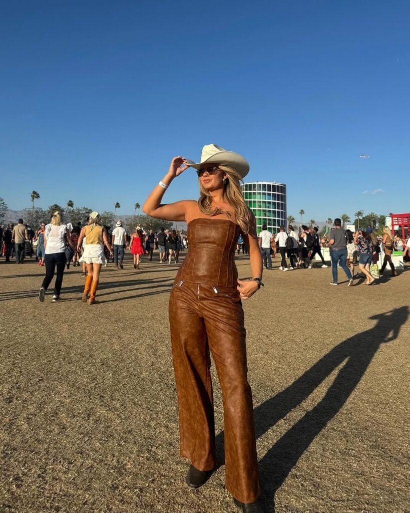 Faux Leather Corset And Wide-Leg Pants With White Cowboy Hat Faux Leather Corset And Wide-Leg Pants With White Cowboy Hat — Rodeo Outfits for Women