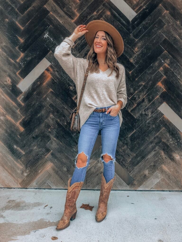 Ripped Denim Jeans With Beige Knit Sweater and A Brown Fedora Hat Ripped Denim Jeans With Beige Knit Sweater and A Brown Fedora Hat — Rodeo Outfits for Women