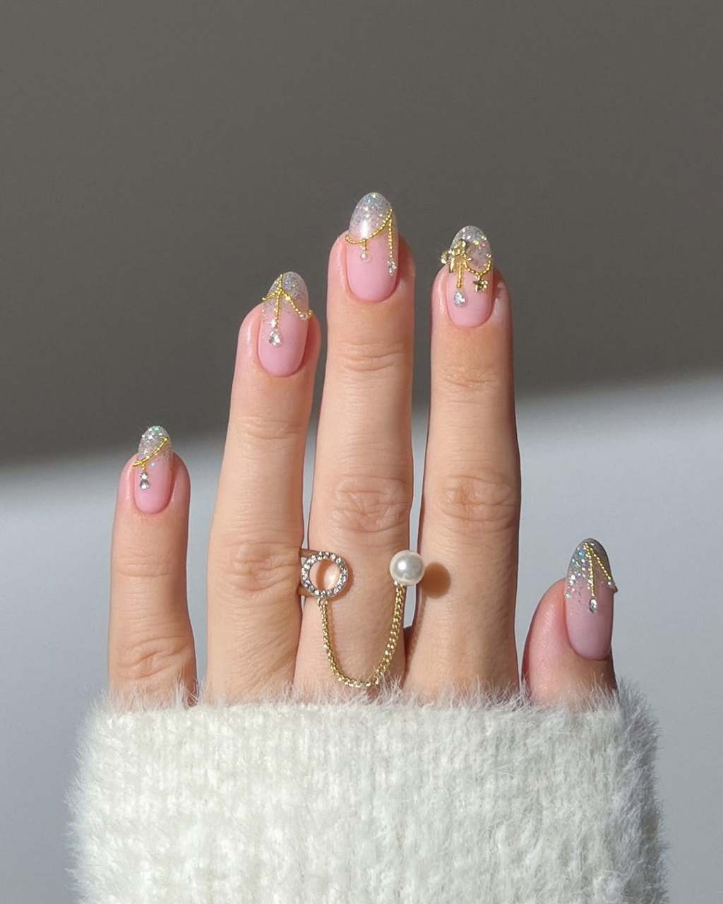 Medium Almond Light Pink Silver Glitter Gold Charms, миндаль Medium Almond Light Pink Silver Glitter Gold Charms, миндаль — Rose Gold Nails