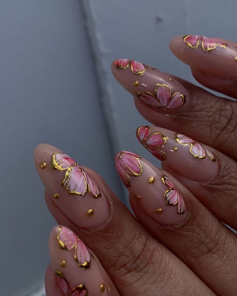 Long Almond Nude Base Gold Outline Floral Art Long Almond Nude Base Gold Outline Floral Art — Rose Gold Nails