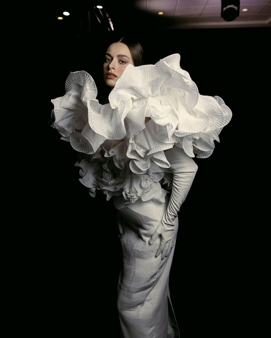 Avant-garde White Dress with Ruffled Collar — Runway Dresses
