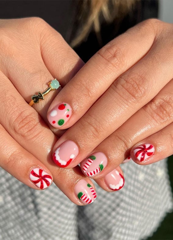 Short Oval Mixed Christmas Designs — Santa Hat Nails