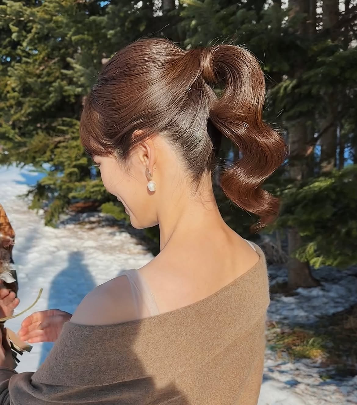 Sculpted High Ponytail With Hollywood Waves