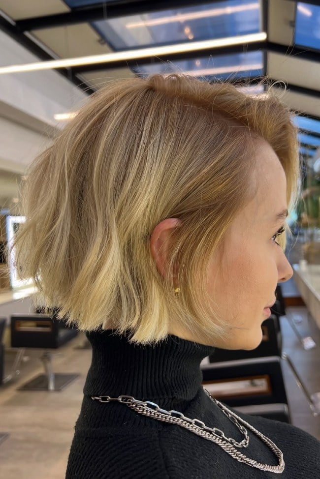 Chin Blunt Bob With Dark Blonde Shadow Chin Blunt Bob With Dark Blonde Shadow — Shadow Root