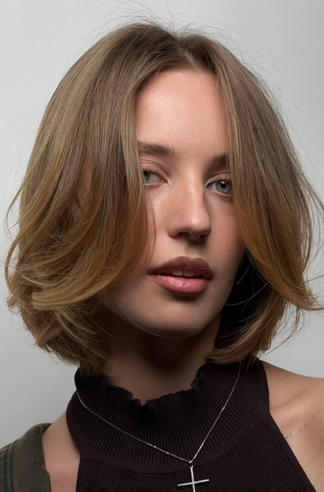 Chin Bob With Honey Beige Shadow Roots Chin Bob With Honey Beige Shadow Roots