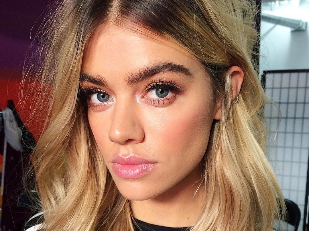 Collarbone Lob With Lived-In Blonde Balayage Collarbone Lob With Lived-In Blonde Balayage — Shadow Root