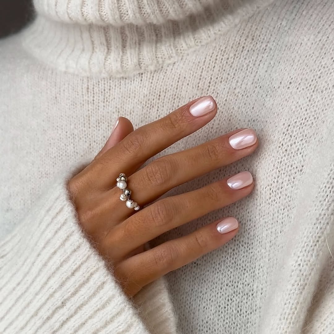 Shimmering Pearl Pink Short Oval Nails