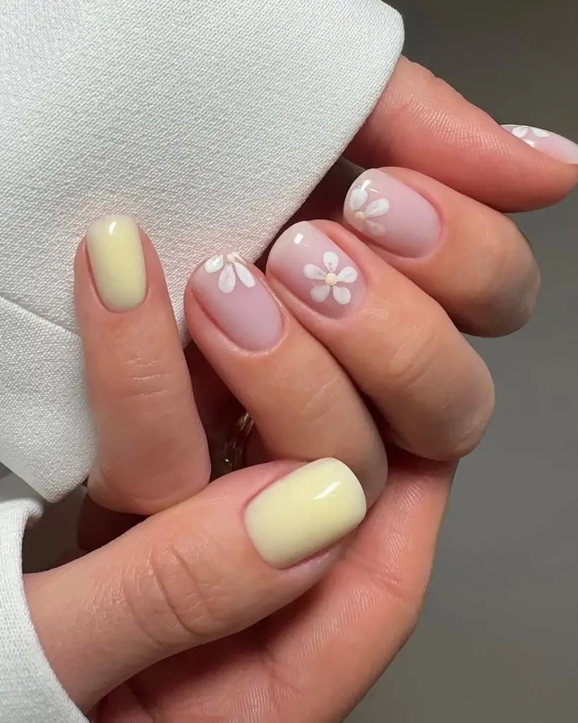 Quiet Luxury Floral Yellow Short Square Nails Quiet Luxury Floral Yellow Short Square Nails — Short Acrylic Nails