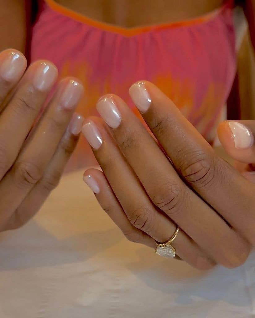 Natural Glossy Pearlescent Short Oval Nails Natural Glossy Pearlescent Short Oval Nails — Short Acrylic Nails