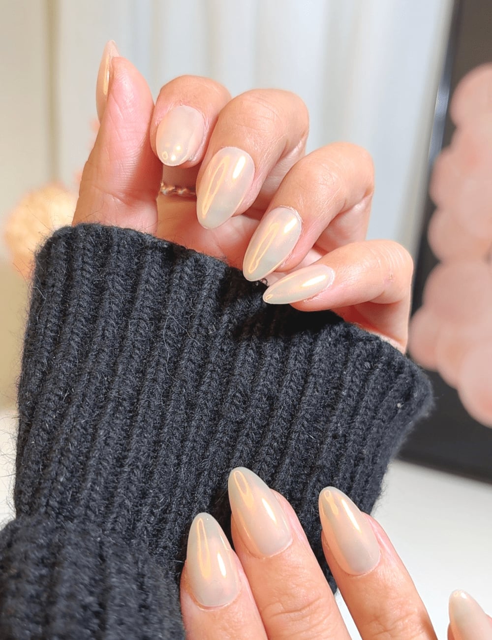 Milky Nude Chrome Glaze Short Almond Nails Milky Nude Chrome Glaze Short Almond Nails
