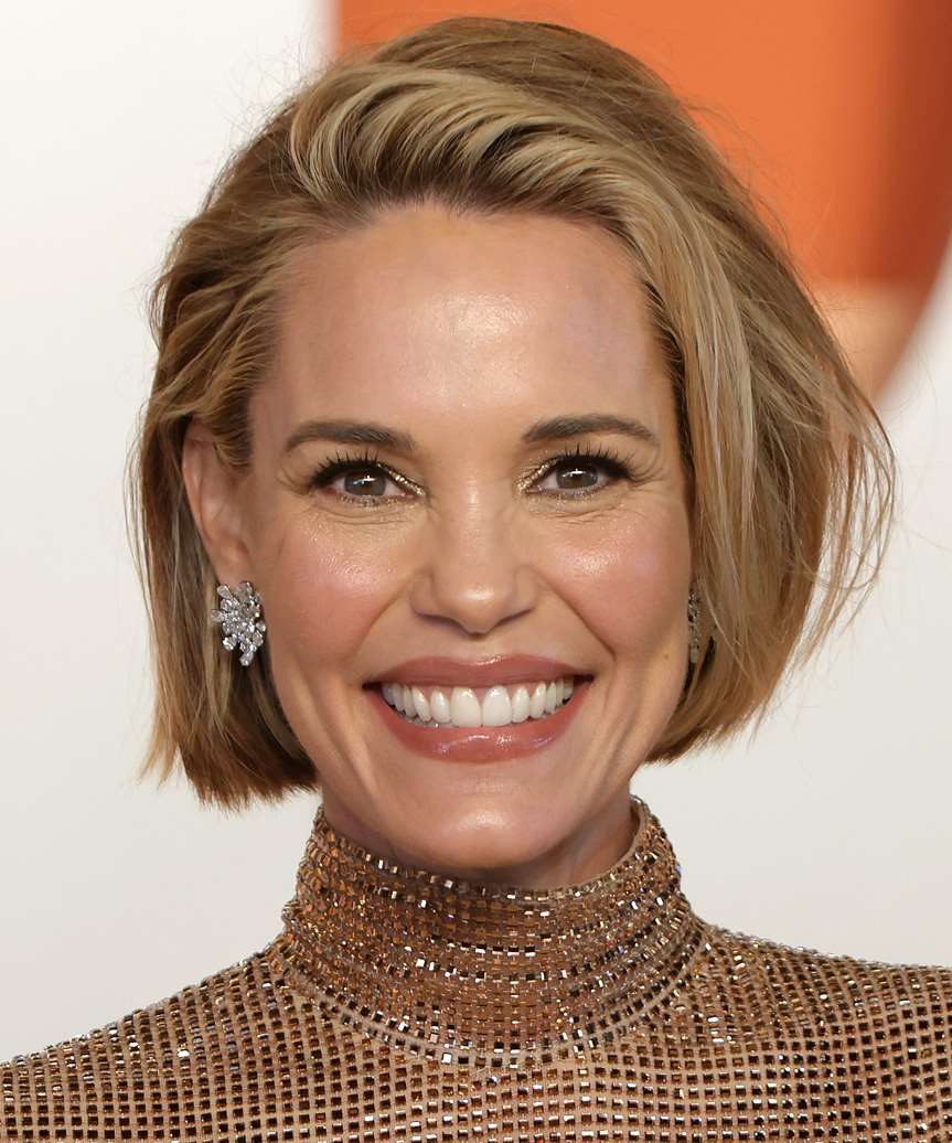 Blonde Collarbone Bob With Face-Framing Layers — Short Bob Hairstyles