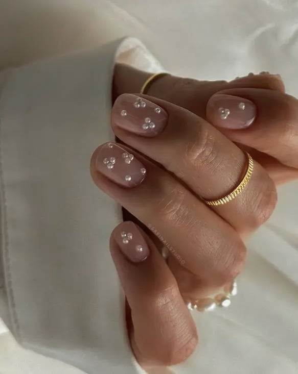 Pearl Accent Sheer Nude Oval Short Nails — Short Classy Nails