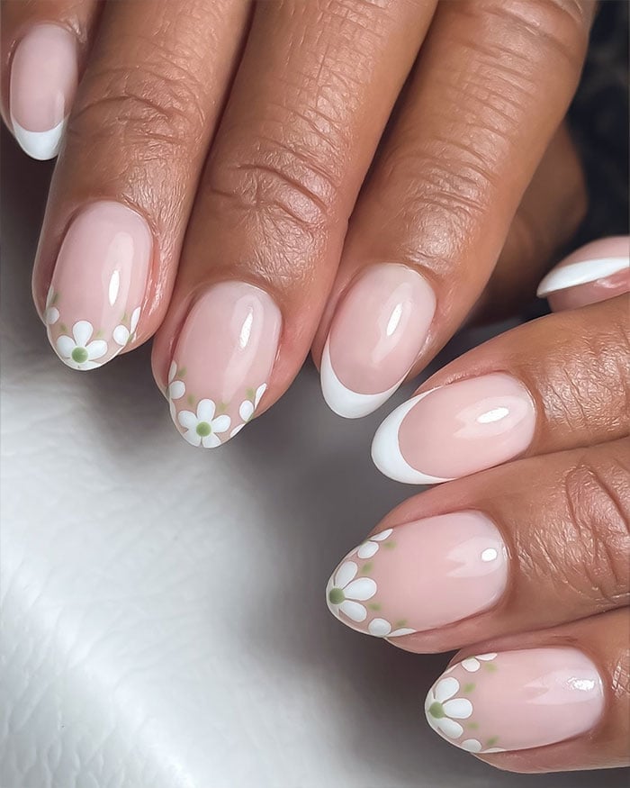 Sheer Pink Daisy Chain French Tip Short Oval Nails Sheer Pink Daisy Chain French Tip Short Oval Nails — Short French Tip Nails