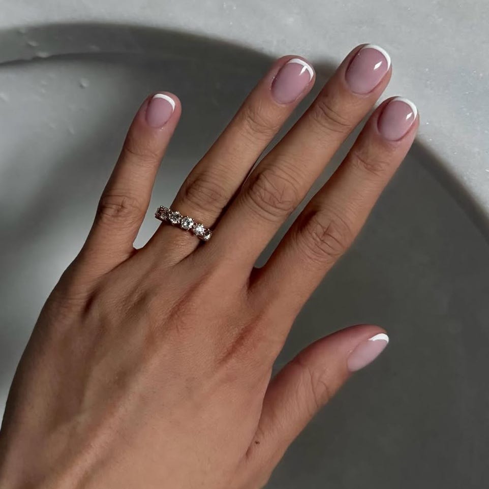 Sheer Nude Thin White Line Soft Square Nails With мягкий квадрат Sheer Nude Thin White Line Soft Square Nails With мягкий квадрат — Short French Tip Nails