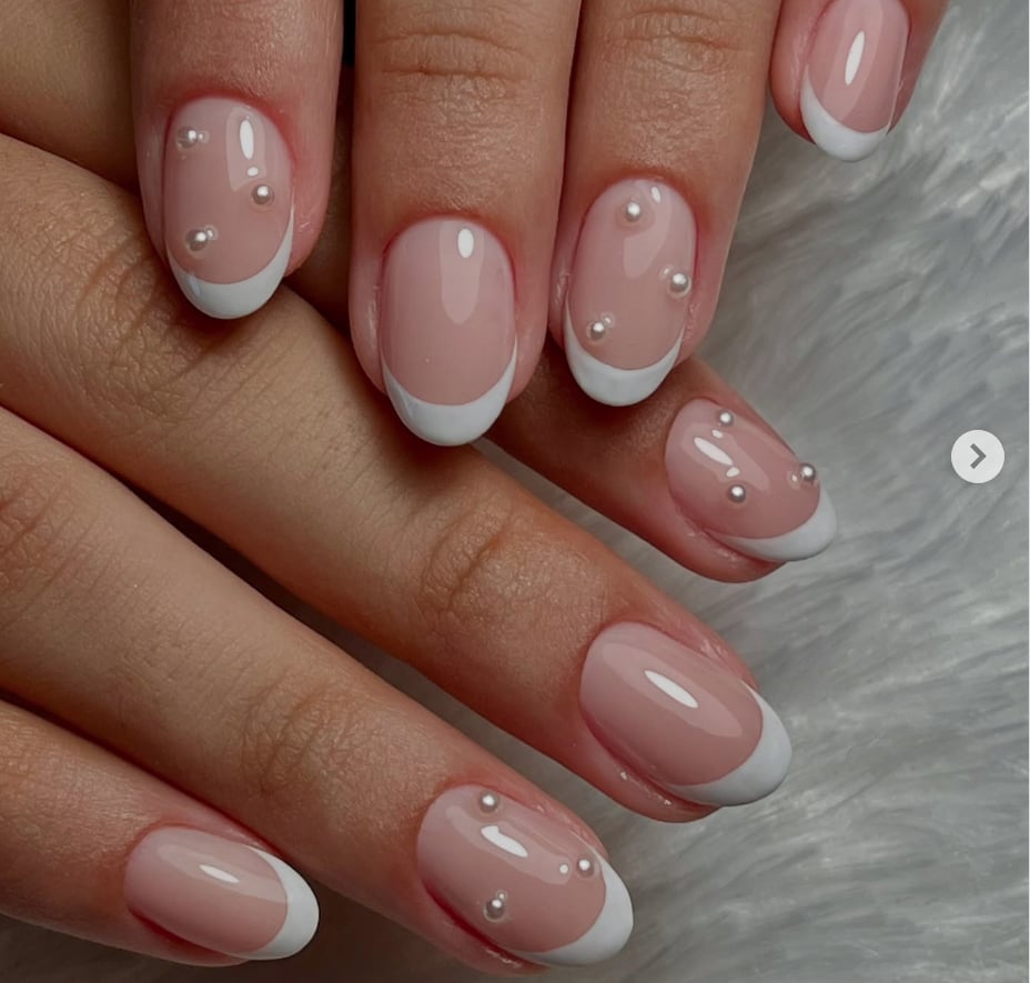 Pearl Accent French Tip Short Oval — Short Gel Nails