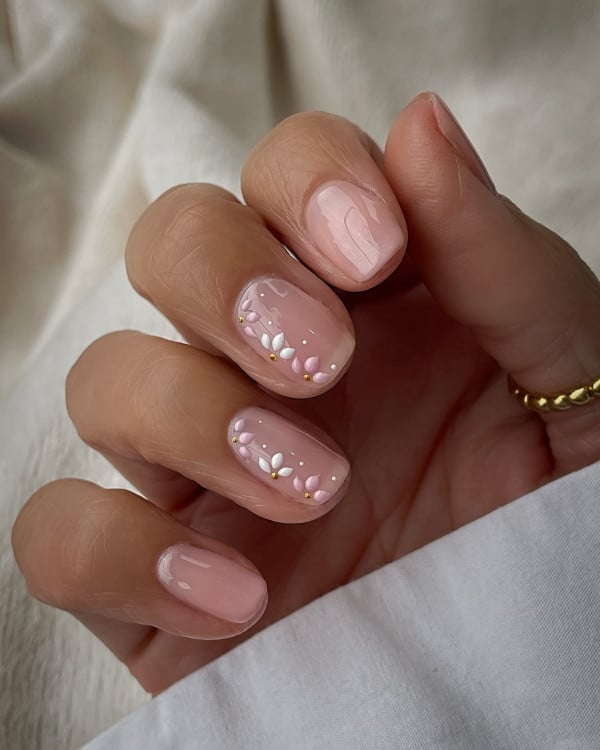 Floral Dot Tiny Gold Bead Short Oval — Short Gel Nails
