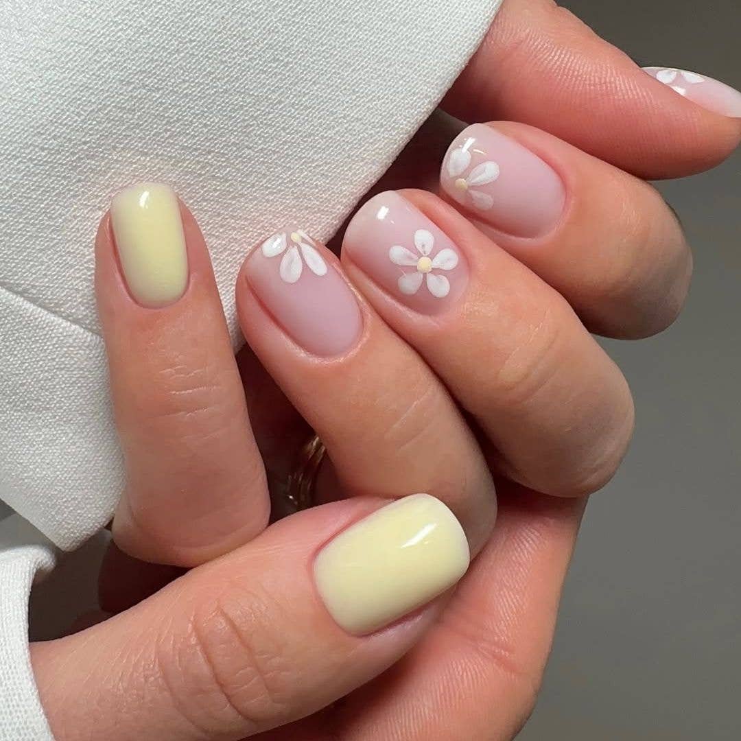 Pale Pink White Flower Yellow Center Oval — Short Gel Nails