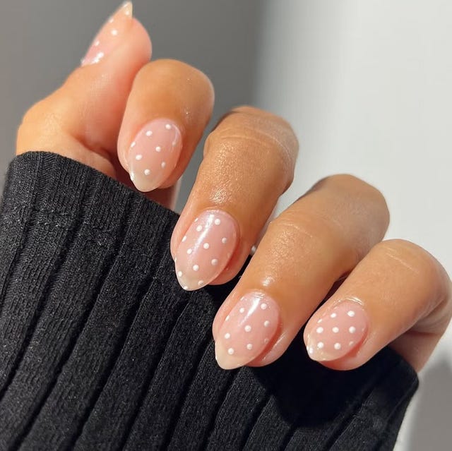 White Dot Classic Polka Short Oval — Short Gel Nails