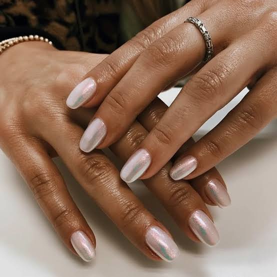 Pearlescent Shimmer Milky Short Oval Nails — Short Gel Nails