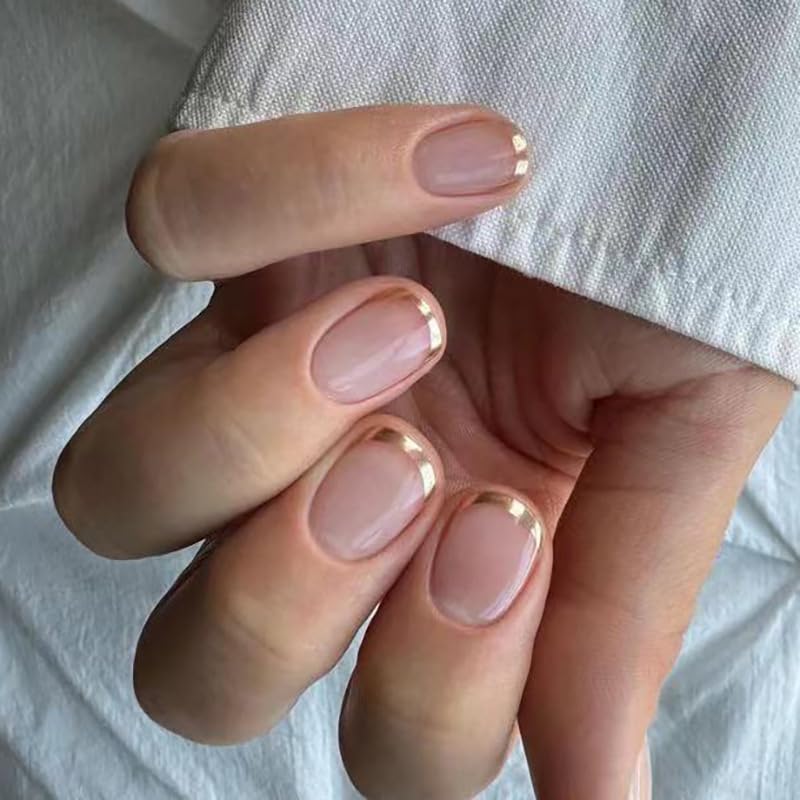 Short Round Nude French with Gold Tips Short Round Nude French with Gold Tips — Short Round Nails