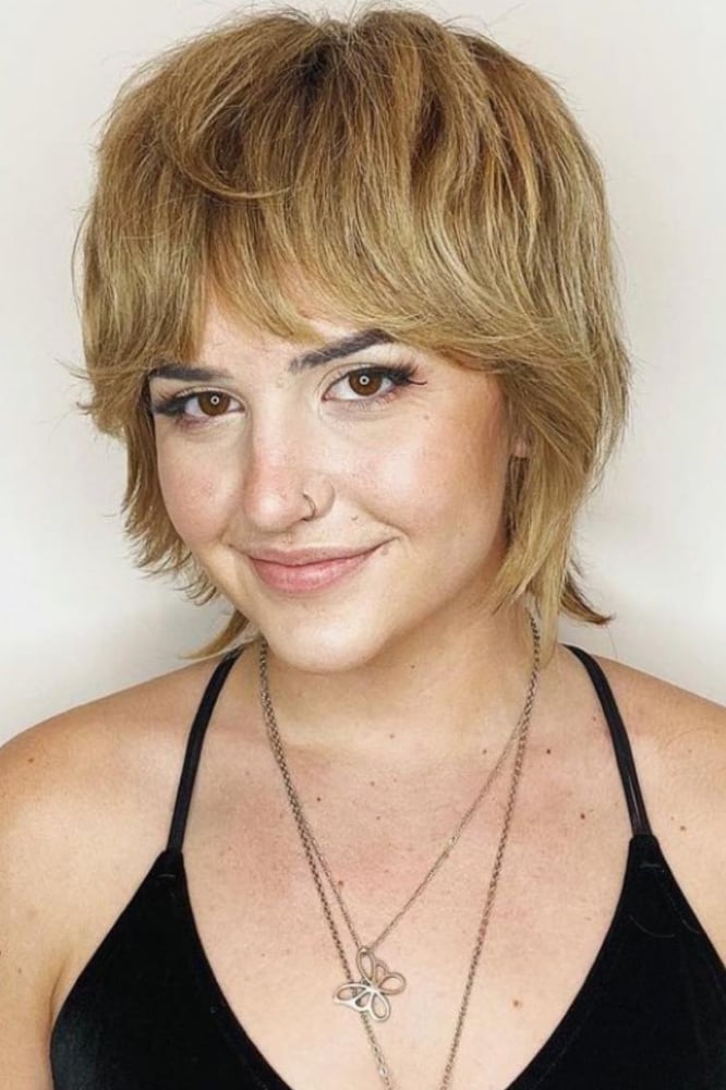 Collarbone Honey Blonde Shag With Wispy Bangs — Short Shag Haircuts