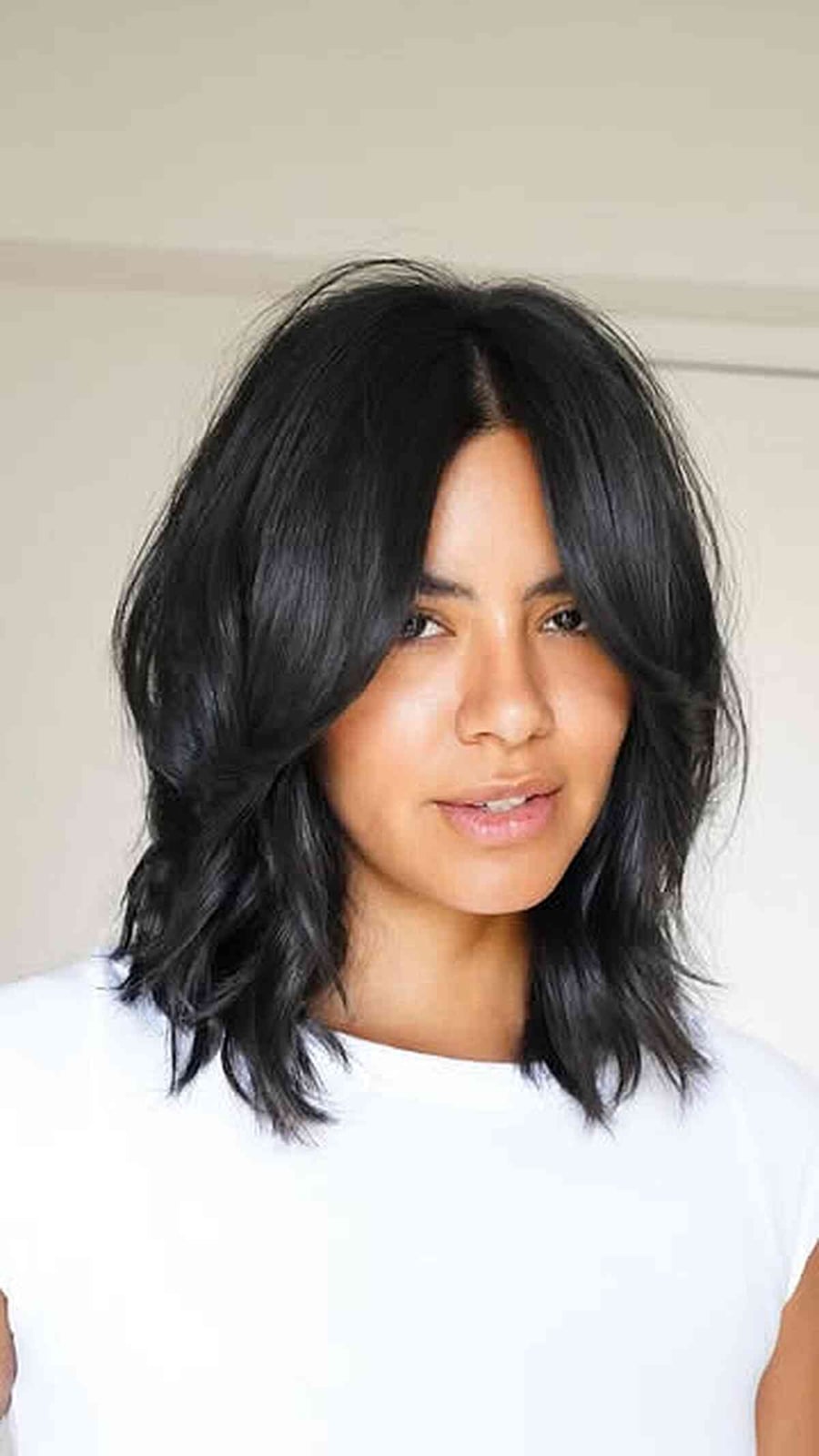 Collarbone Wavy Thick Hair With Face-Framing Layers — Shoulder Length Haircuts