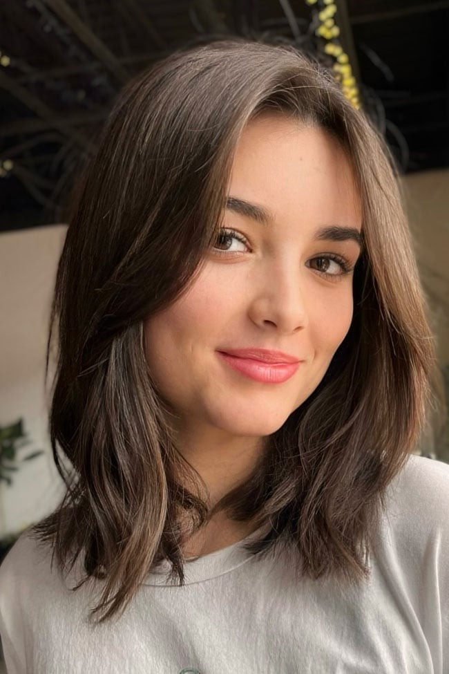 Collarbone Layers With Soft Waves And Side Part — Shoulder Length Haircuts