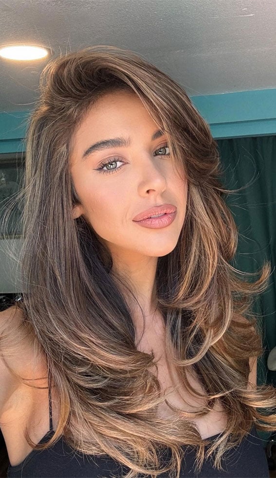 Voluminous Mid-Back Cut With Curtain Bangs — Side Part