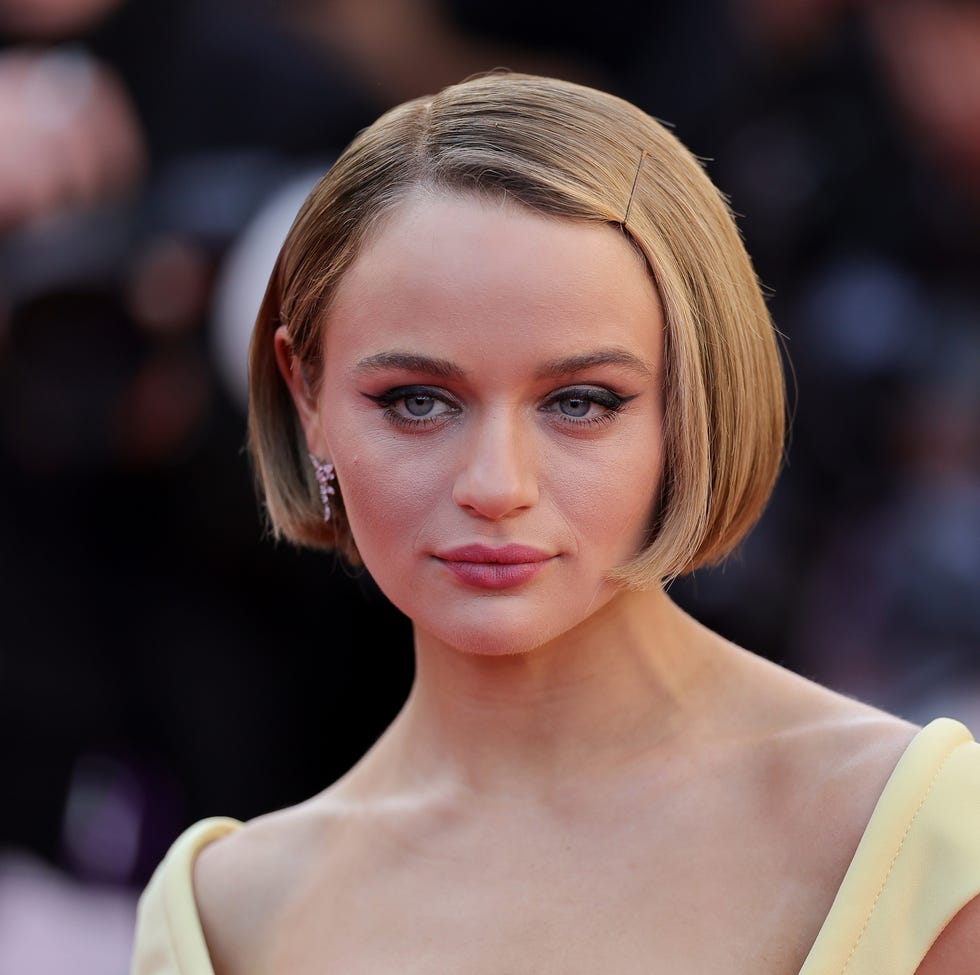 Blonde Chin Bob With Side-Swept Bangs, Straight — Side Part