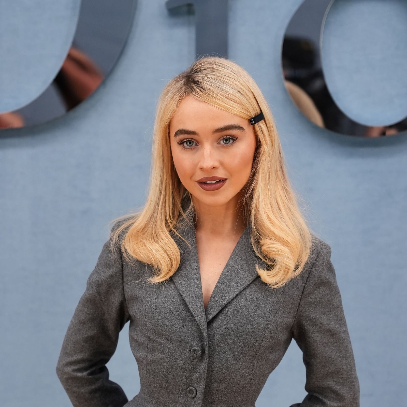 Collarbone Ash Blonde With Curtain Bangs, Layers — Side Part