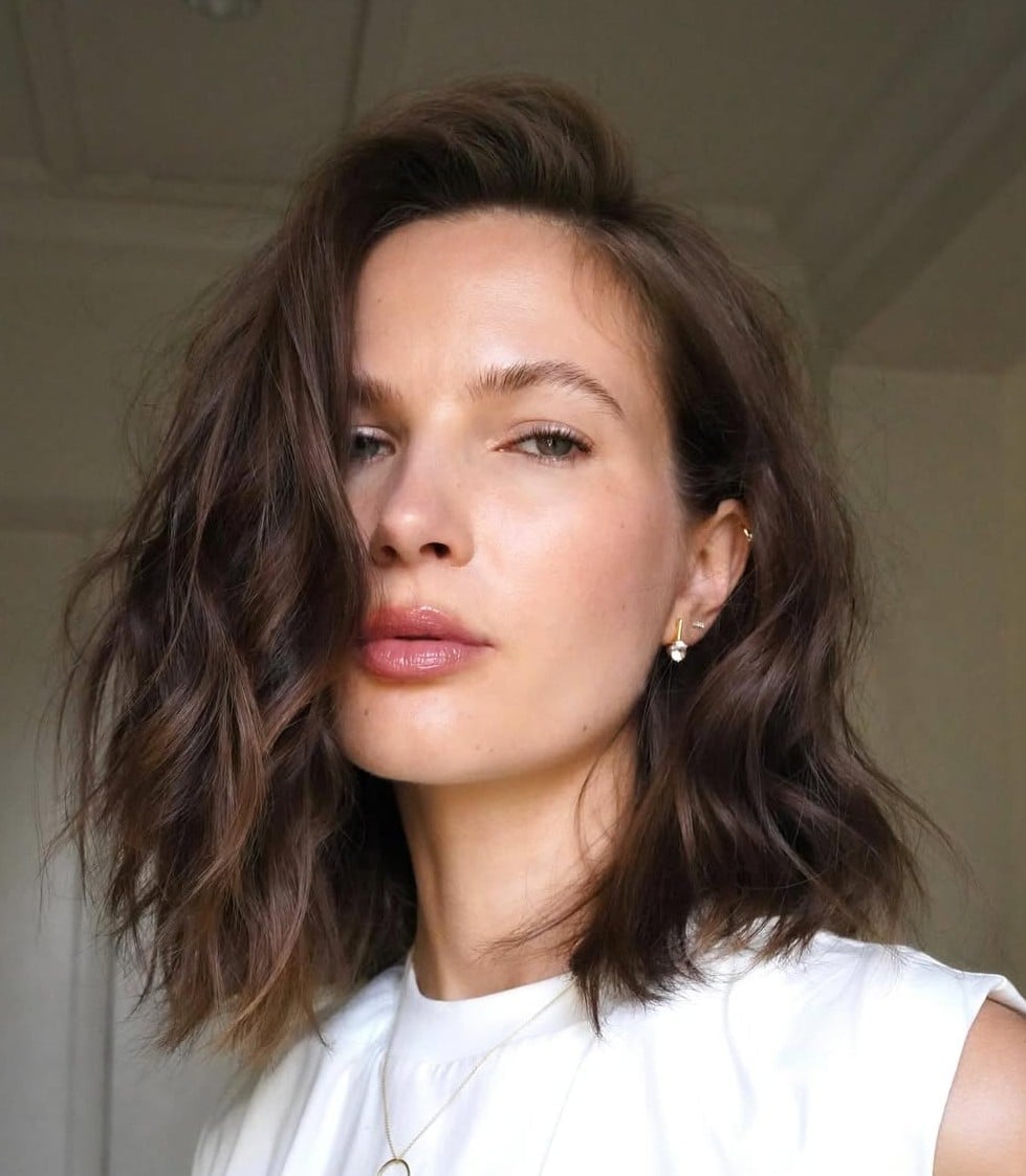 Collarbone Brunette With Natural Texture — Side Part