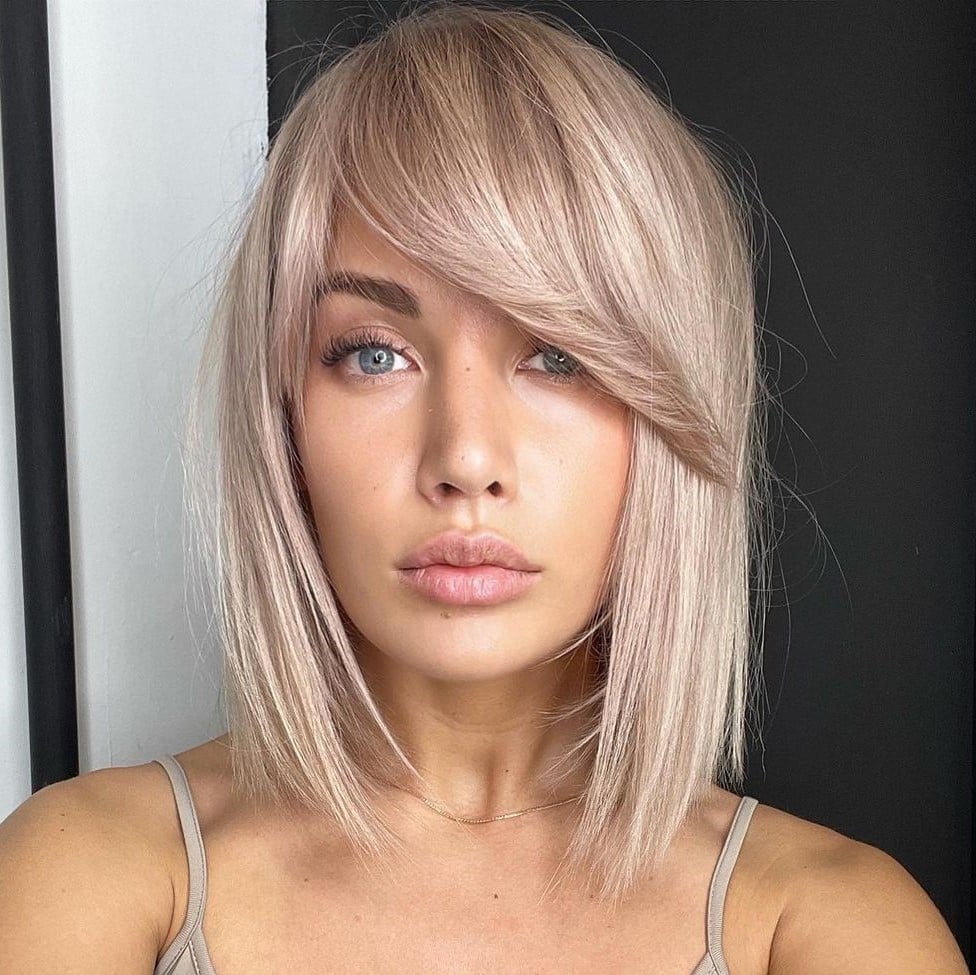 Collarbone Ash Blonde With Sweeping Side Bangs Collarbone Ash Blonde With Sweeping Side Bangs — Side Part Bangs