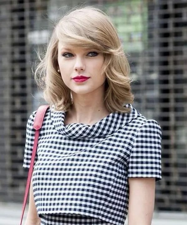 Collarbone Ash Blonde Layered Bob With Waves and Wavy Blowout Collarbone Ash Blonde Layered Bob With Waves and Wavy Blowout — Side Part Bangs