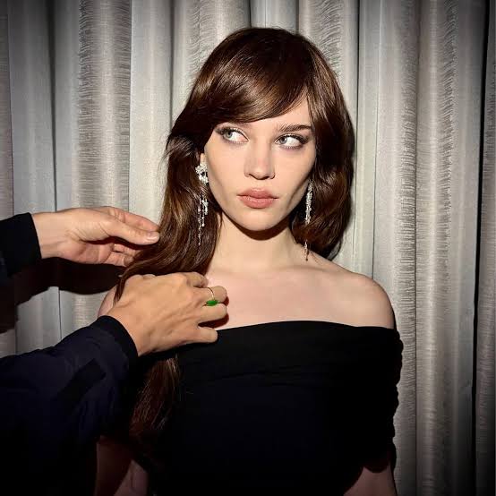 Collarbone Layers With Dark Brown Curtain Bangs Collarbone Layers With Dark Brown Curtain Bangs — Side Part Bangs