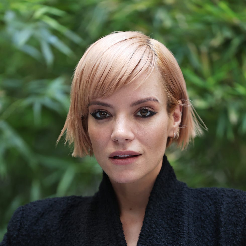 Chin Length Bob With Polished Side Bangs, Straight Chin Length Bob With Polished Side Bangs, Straight — Side Part Bangs