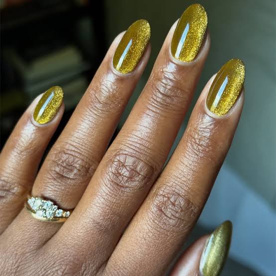 Striking Gold Short Oval Cat-Eye Nails Striking Gold Short Oval Cat-Eye Nails — Simple New Years Nails