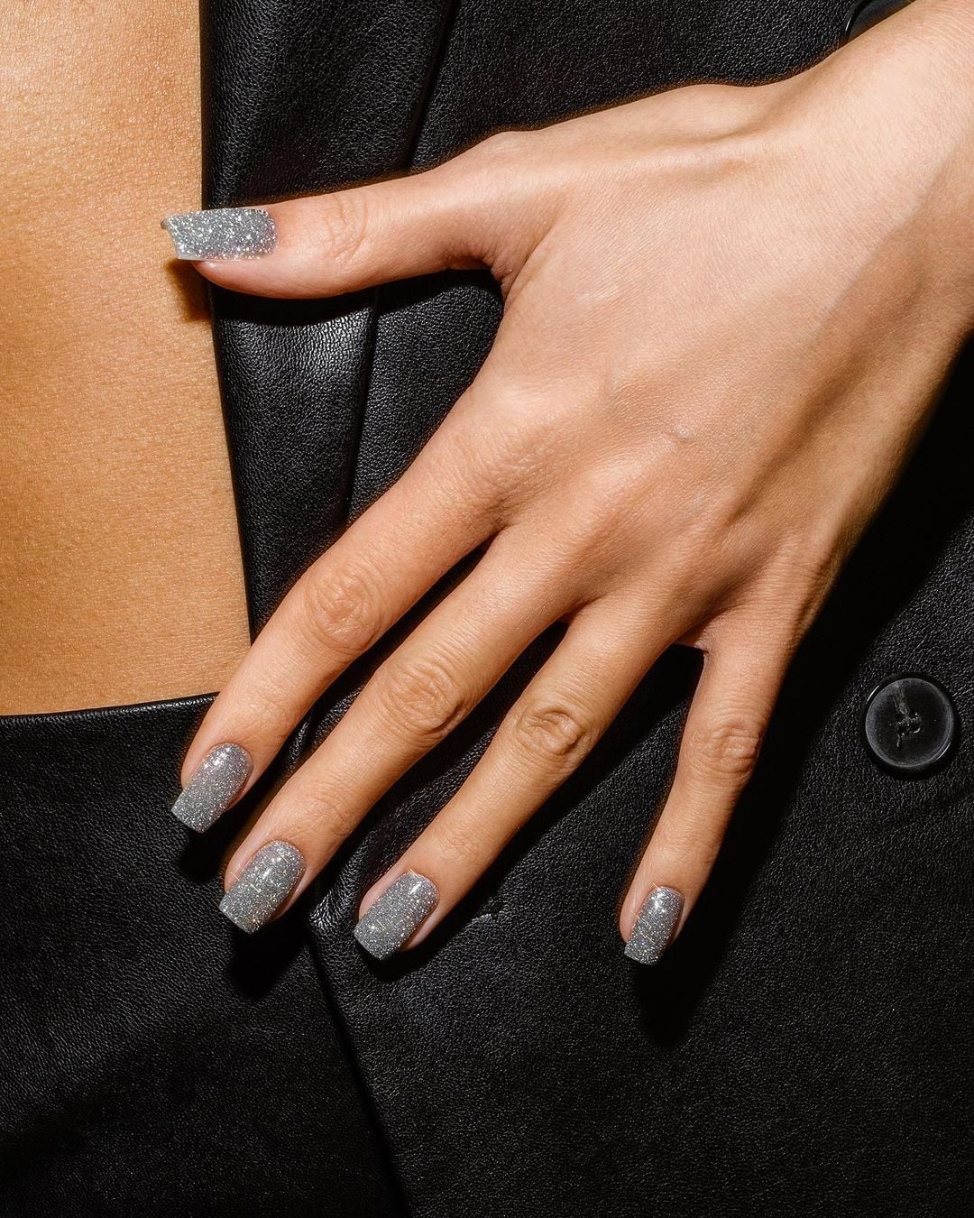 Sparkling Silver Glitter Medium Almond Nails Sparkling Silver Glitter Medium Almond Nails — Simple New Years Nails