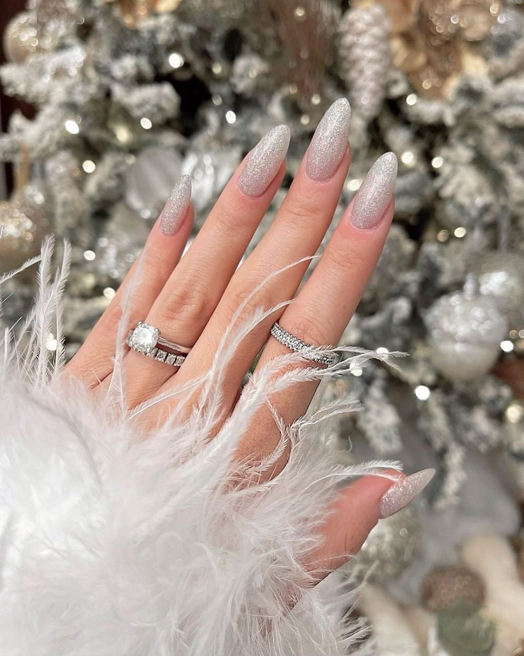 Shimmering Silver Glitter Medium Almond Nails, миндаль Shimmering Silver Glitter Medium Almond Nails, миндаль — Simple New Years Nails