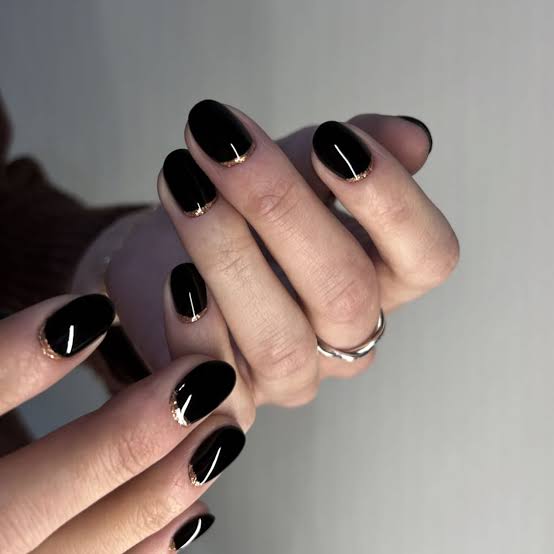 Glossy Black Short Oval with Gold Line Glossy Black Short Oval with Gold Line — Simple New Years Nails