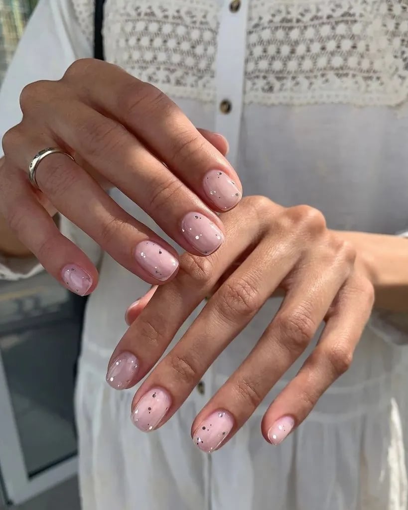 Silver Glitter Accent Short Almond Nails Silver Glitter Accent Short Almond Nails — Simple Short Nails