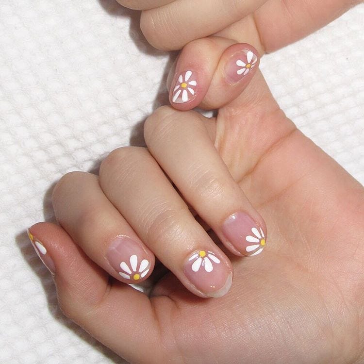 Simple Daisy Art Short Square Nails Simple Daisy Art Short Square Nails — Simple Short Nails