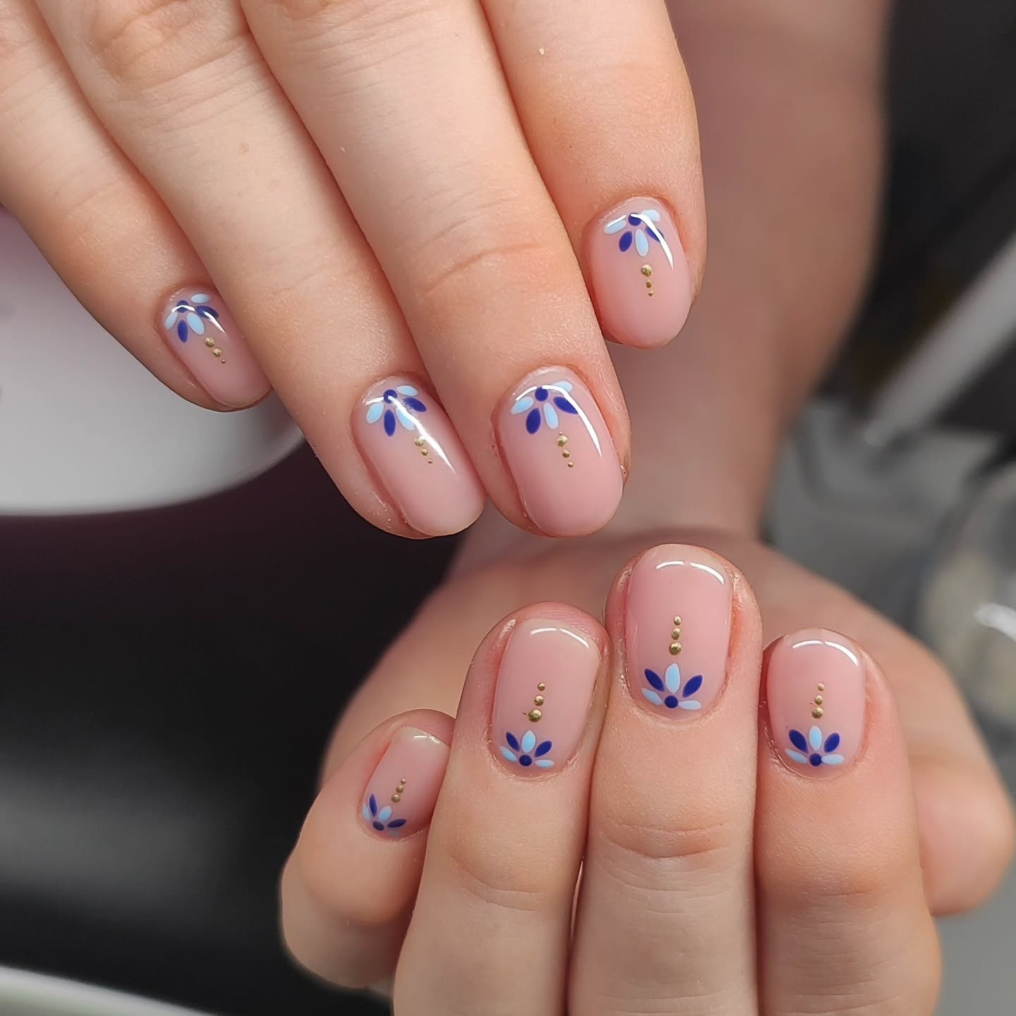 Blue Floral Gold Dot Short Oval Nails Blue Floral Gold Dot Short Oval Nails — Simple Short Nails
