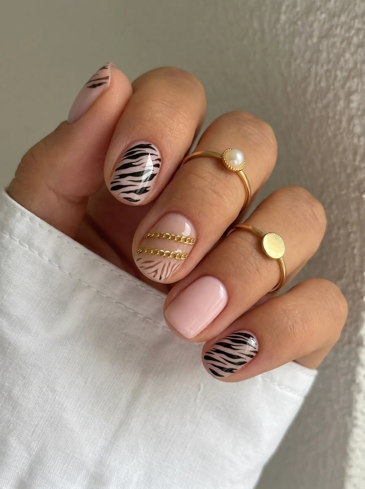 Zebra Print Gold Chain Short Square Nails Zebra Print Gold Chain Short Square Nails — Simple Short Nails