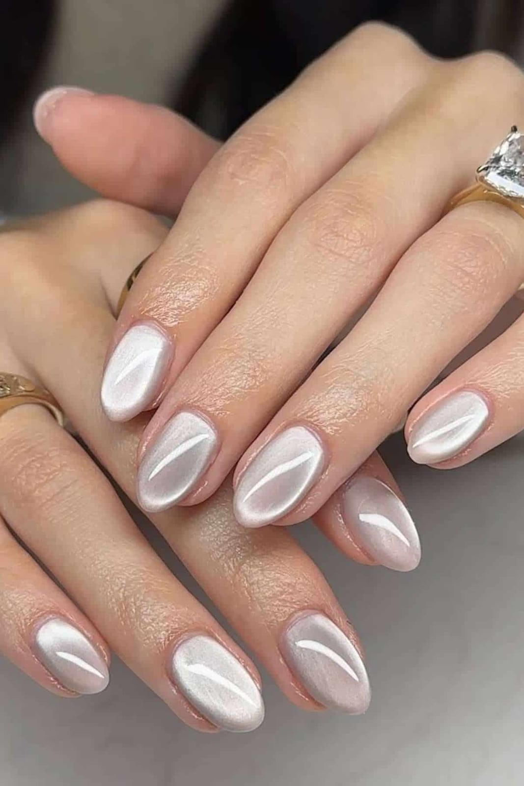 Milky White Pearlescent Cat-Eye Nails Milky White Pearlescent Cat-Eye Nails — Simple Short Nails