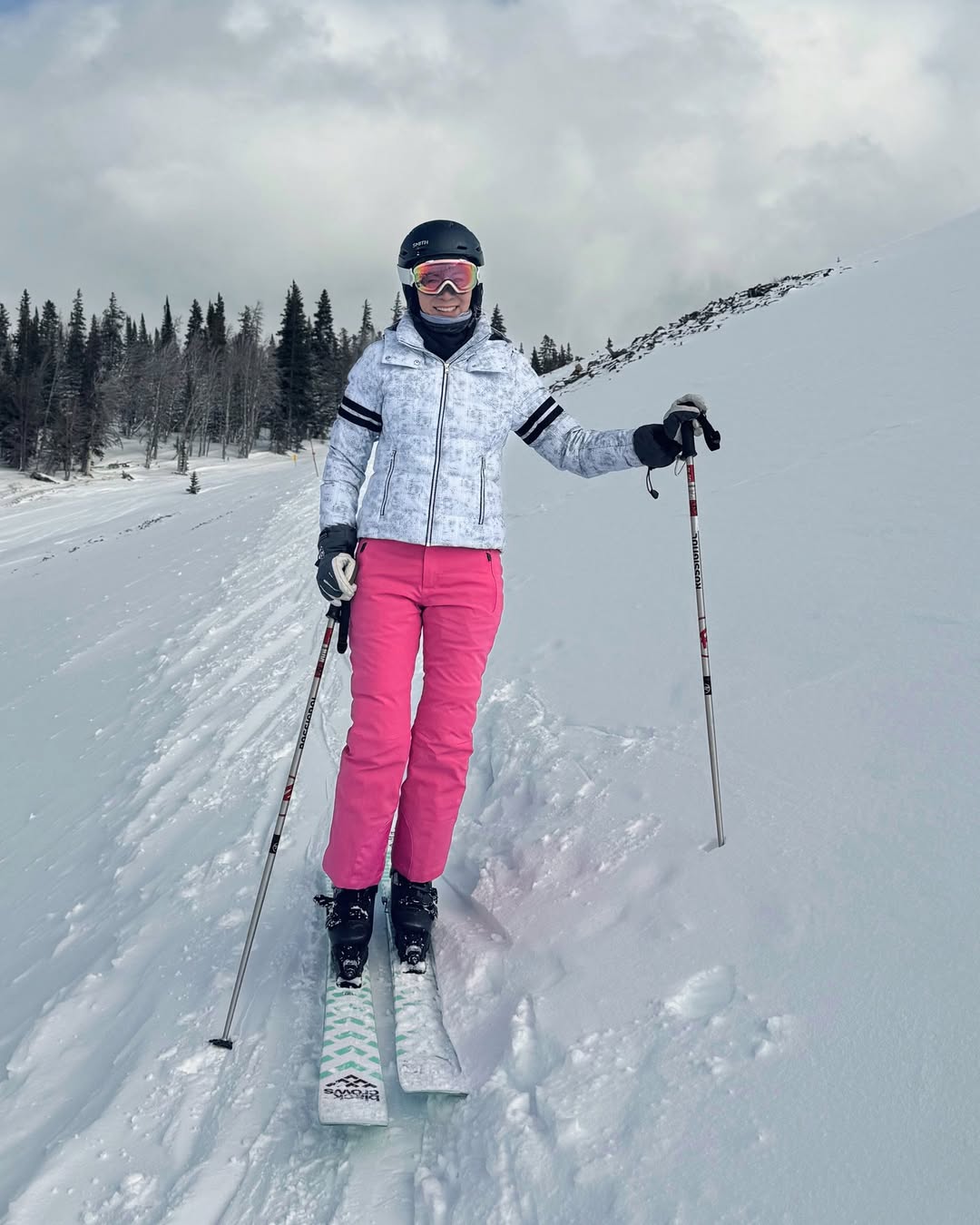 White ski jacket with vibrant pink ski pants — Skiing Outfit