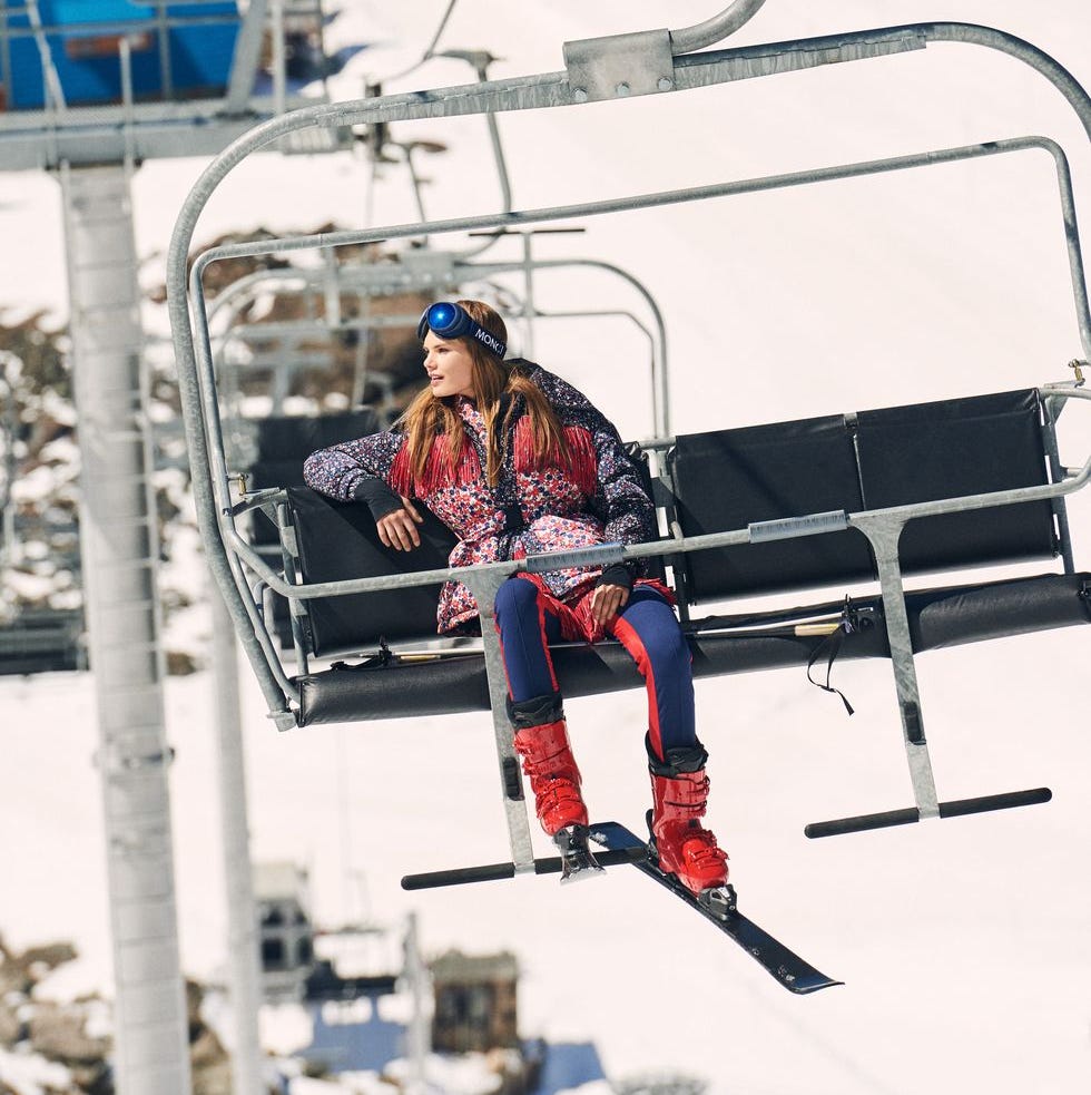Printed ski jacket with fringe and red ski boots — Skiing Outfit
