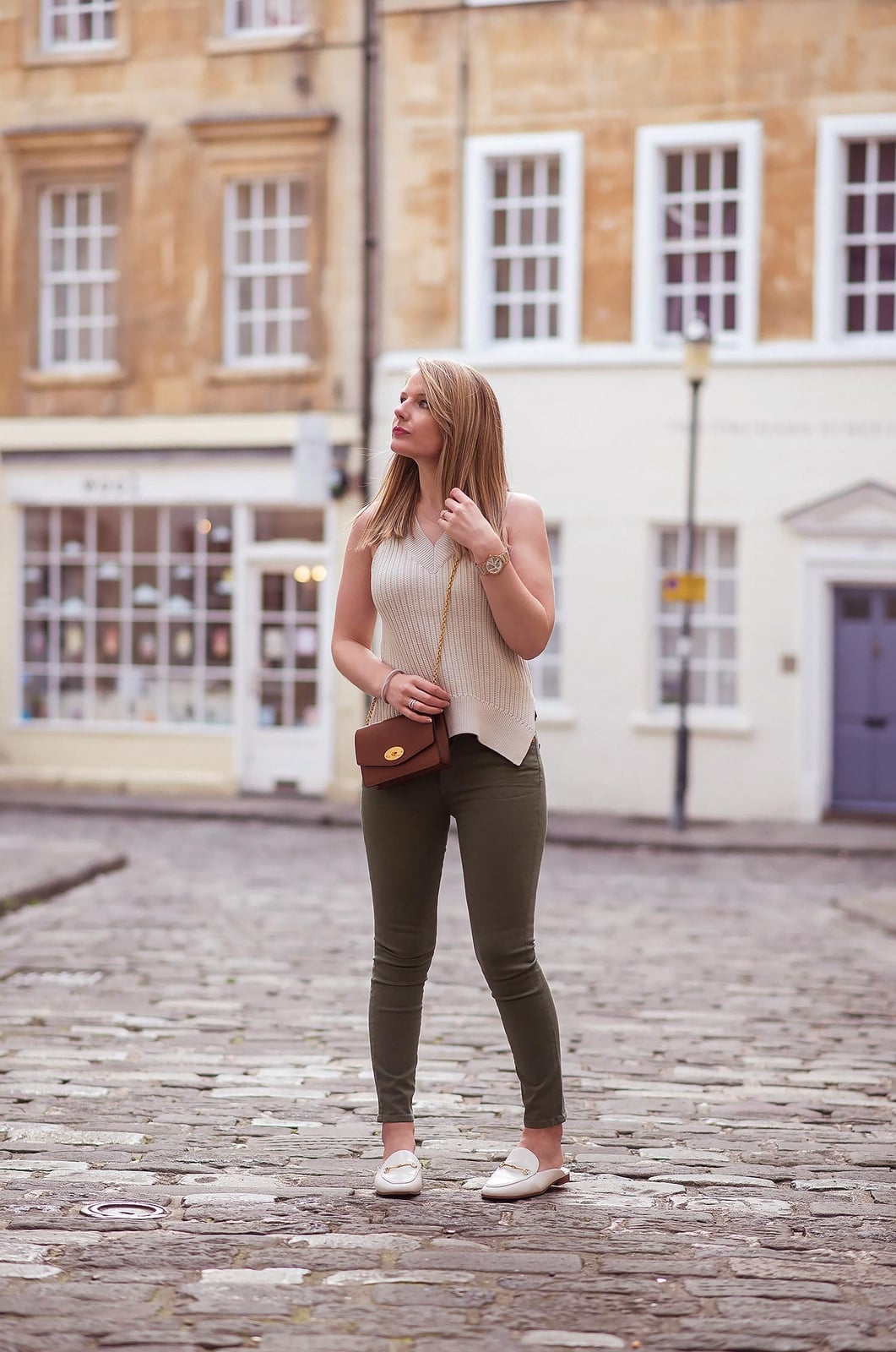 Olive Green Skinny Jeans with Sleeveless Top and White Loafers — Skinny Jeans Outfits