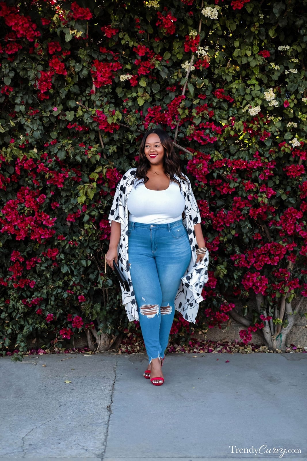 Blue Ripped Skinny Jeans with Kimono Cardigan and Red Heeled Sandals — Skinny Jeans Outfits
